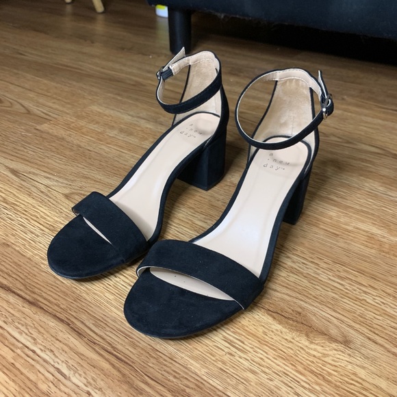 [Sold] Basic Black Sandel Heels - Picture 1 of 5
